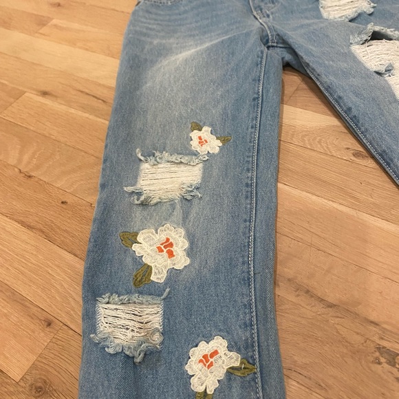 Chelsea & Violet deconstructed embroidered light colored jeans - Picture 8 of 12